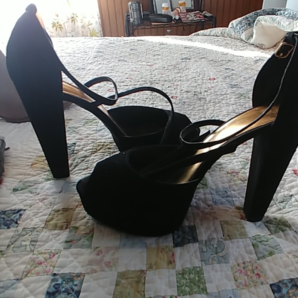 Shoes - Picture 4 of 4
